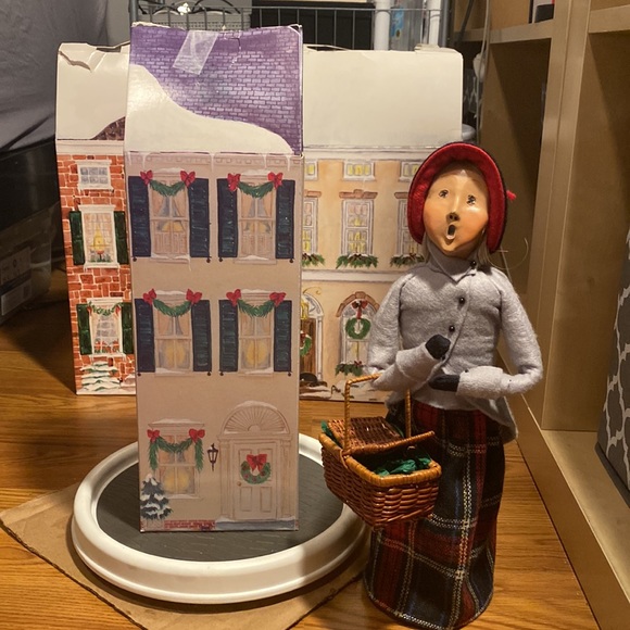 Byers Choice Carolers - Woman holding basket - Picture 8 of 12